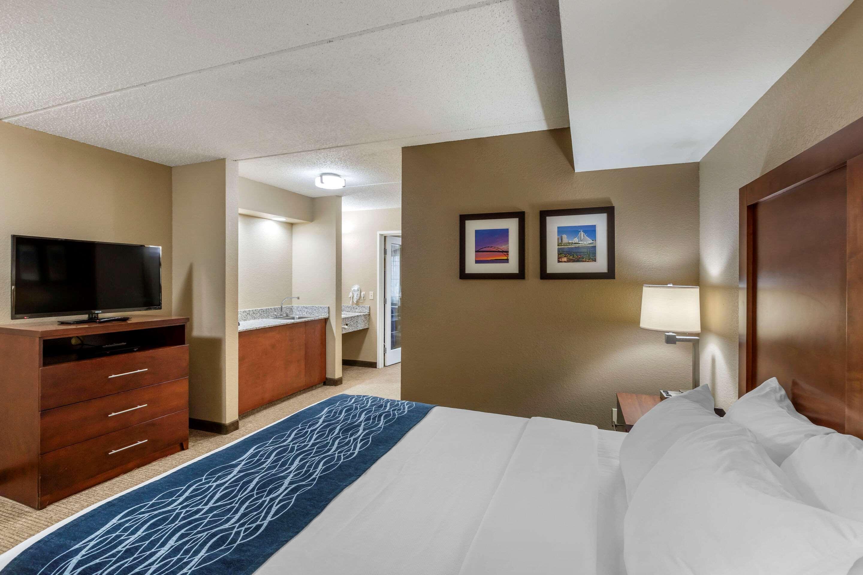 Comfort Inn & Suites Jackson - West Bend Exterior photo