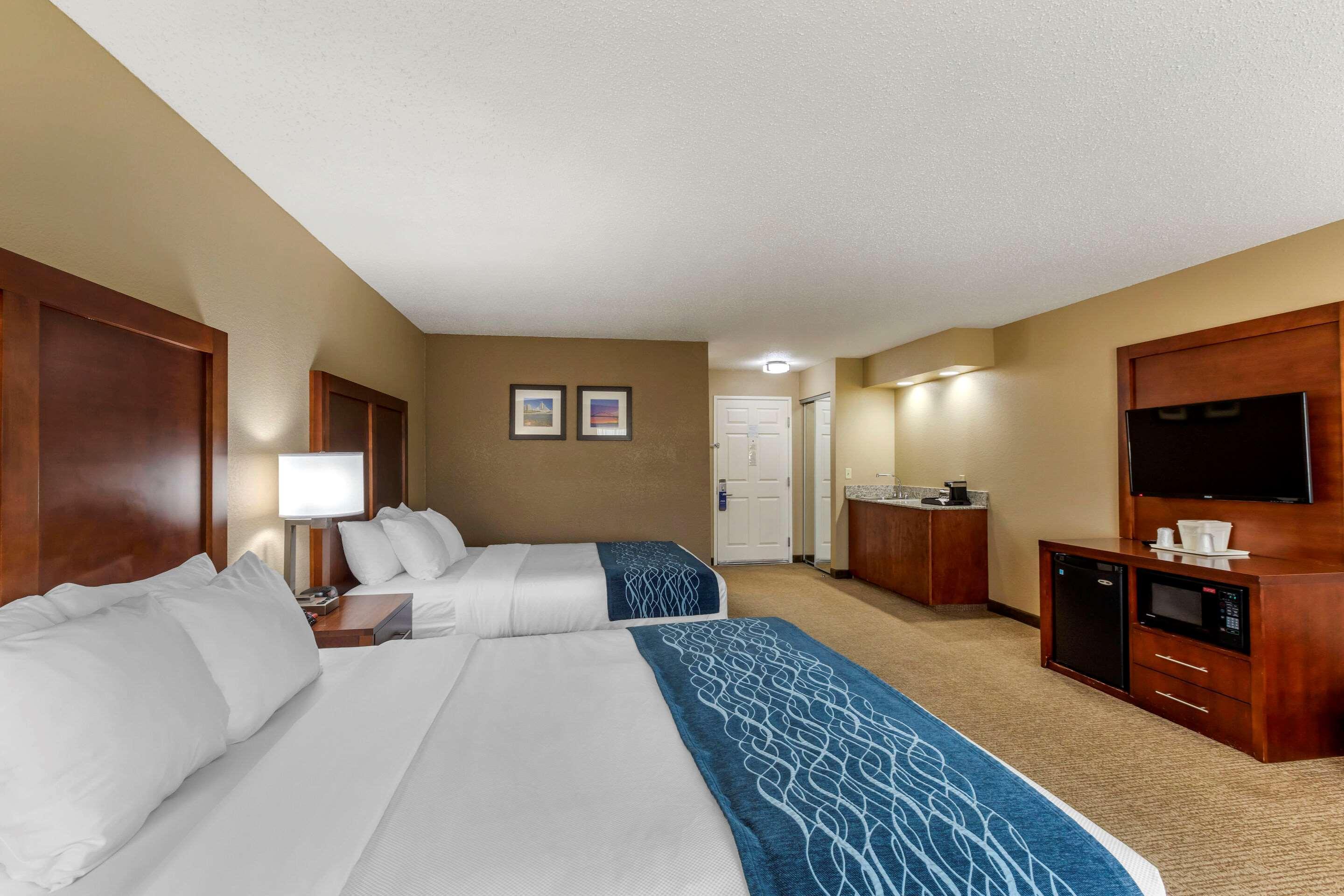 Comfort Inn & Suites Jackson - West Bend Exterior photo