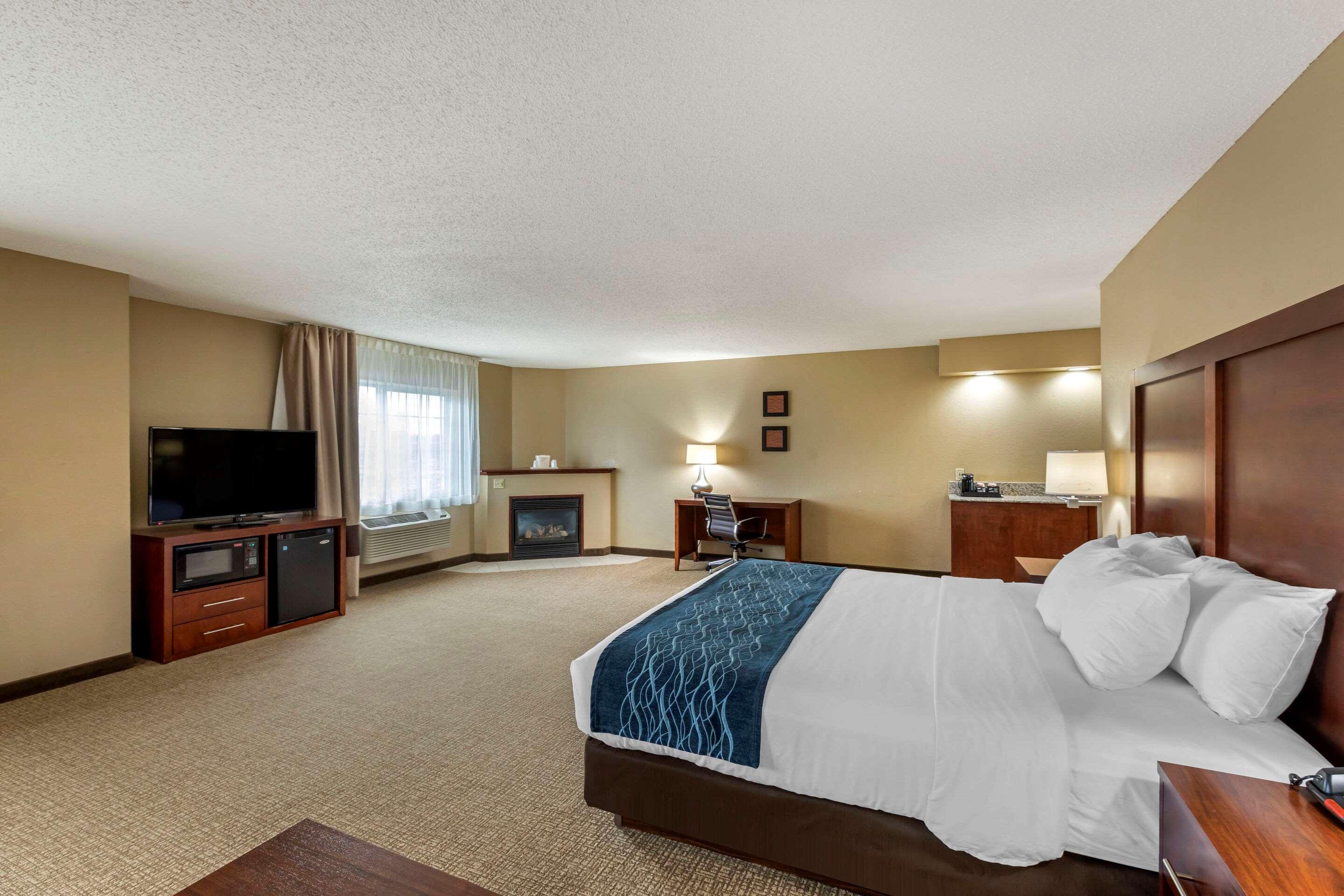 Comfort Inn & Suites Jackson - West Bend Exterior photo