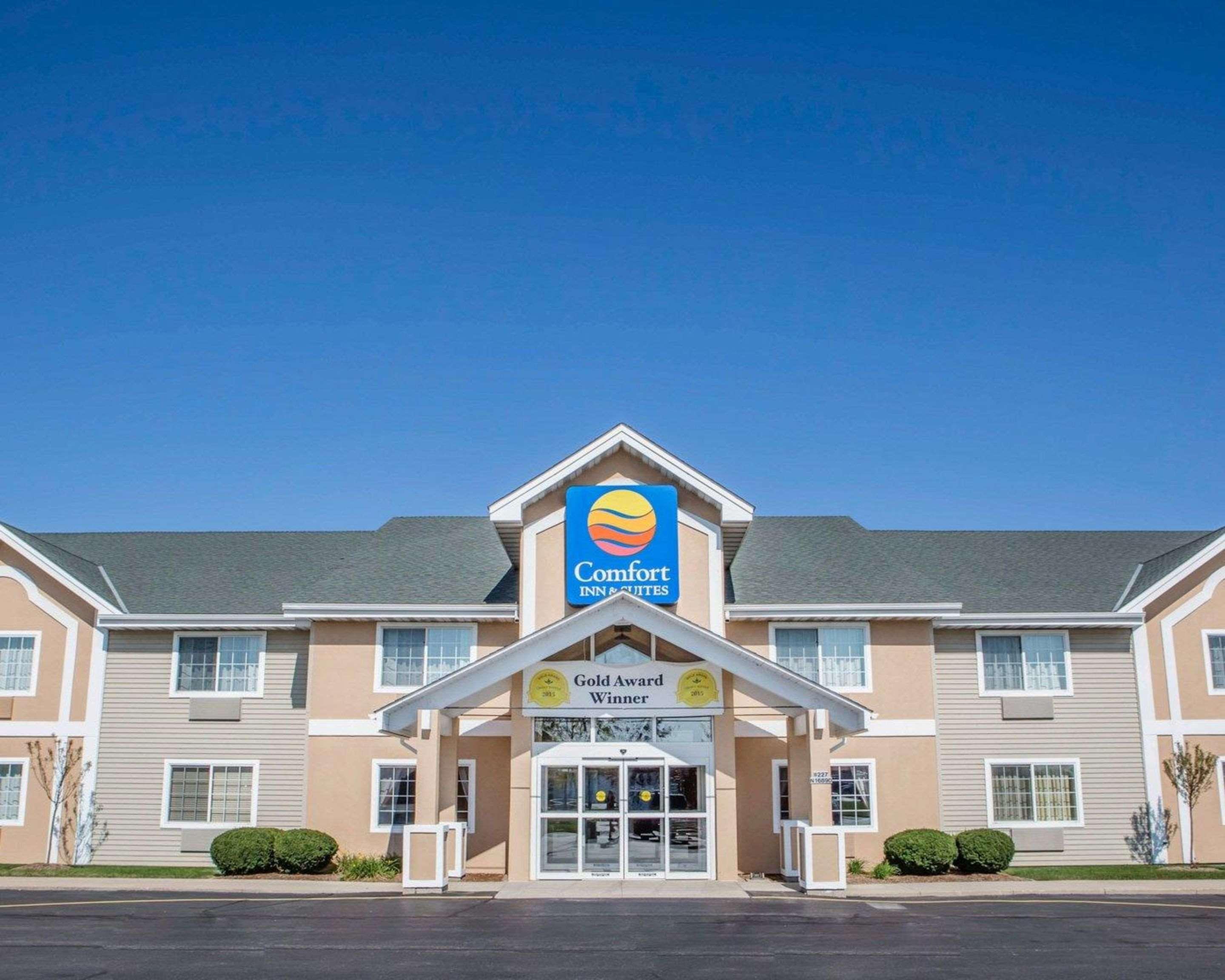 Comfort Inn & Suites Jackson - West Bend Exterior photo