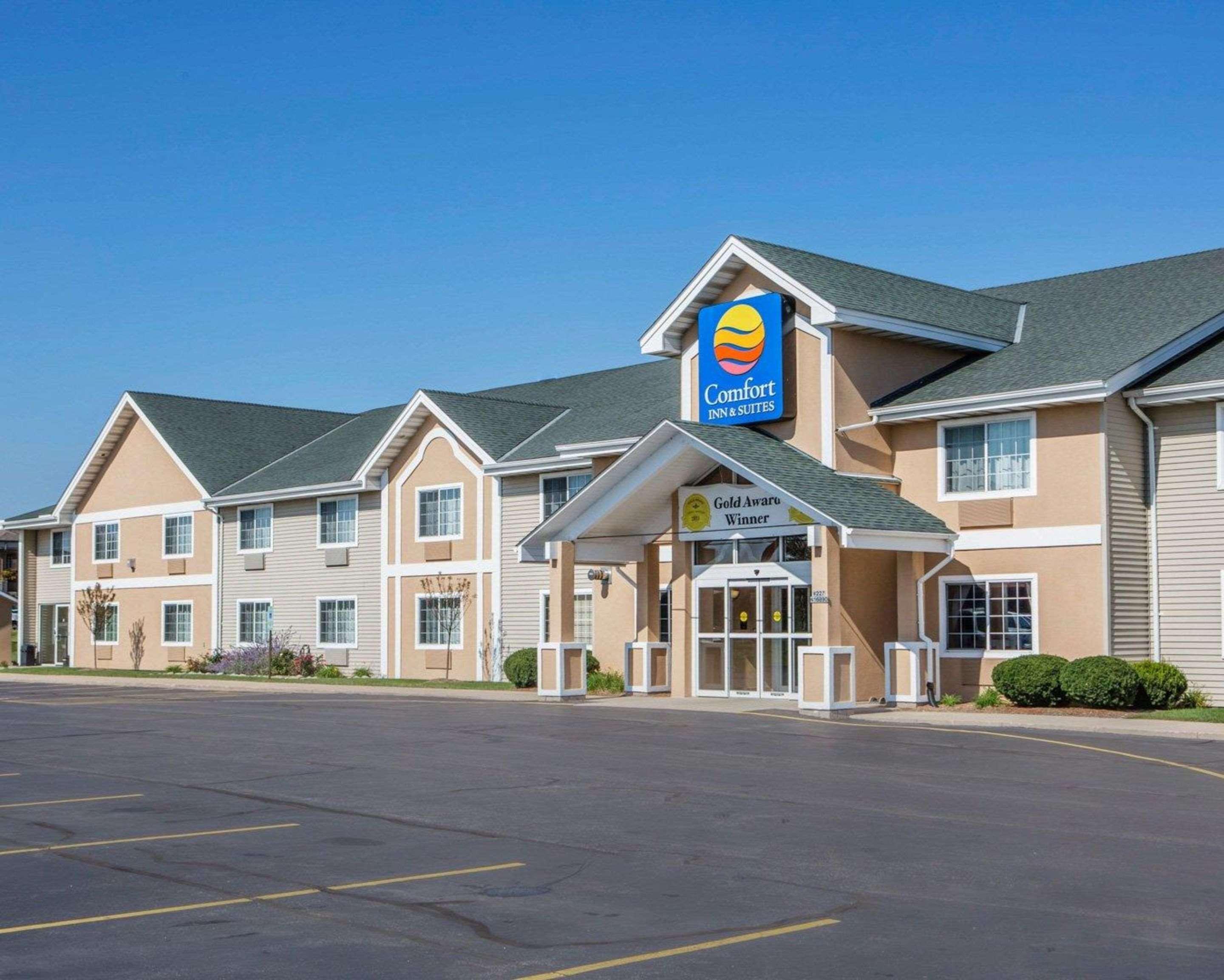 Comfort Inn & Suites Jackson - West Bend Exterior photo