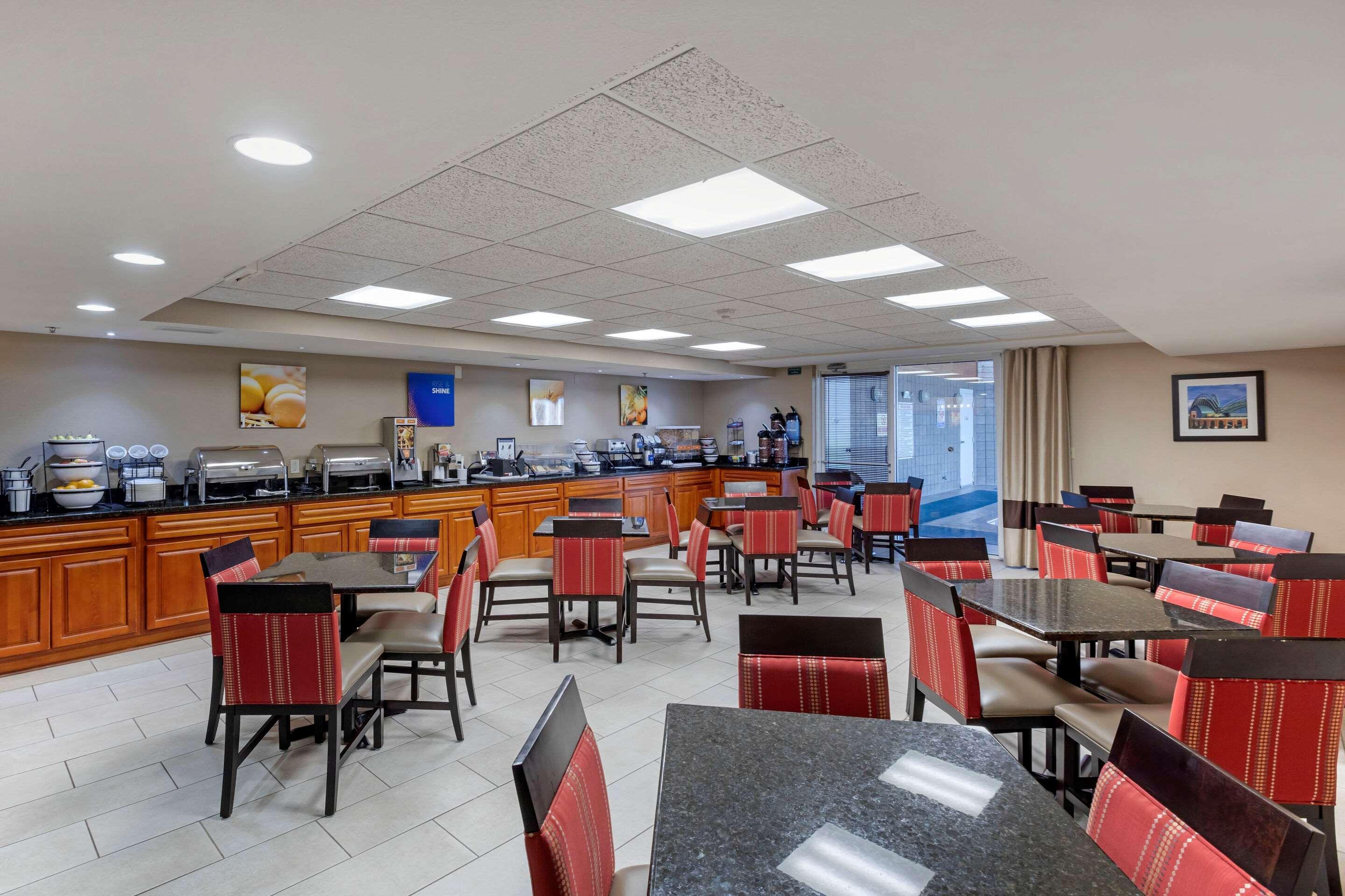 Comfort Inn & Suites Jackson - West Bend Exterior photo