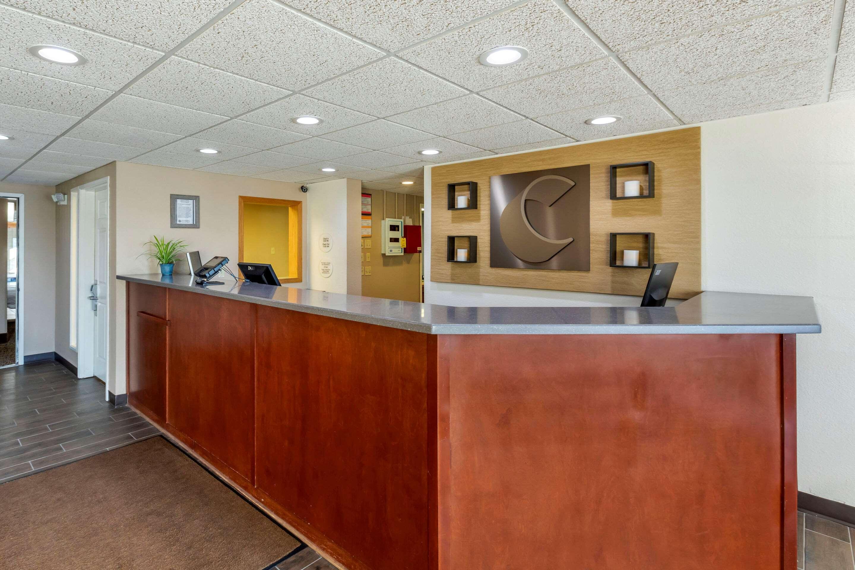 Comfort Inn & Suites Jackson - West Bend Exterior photo
