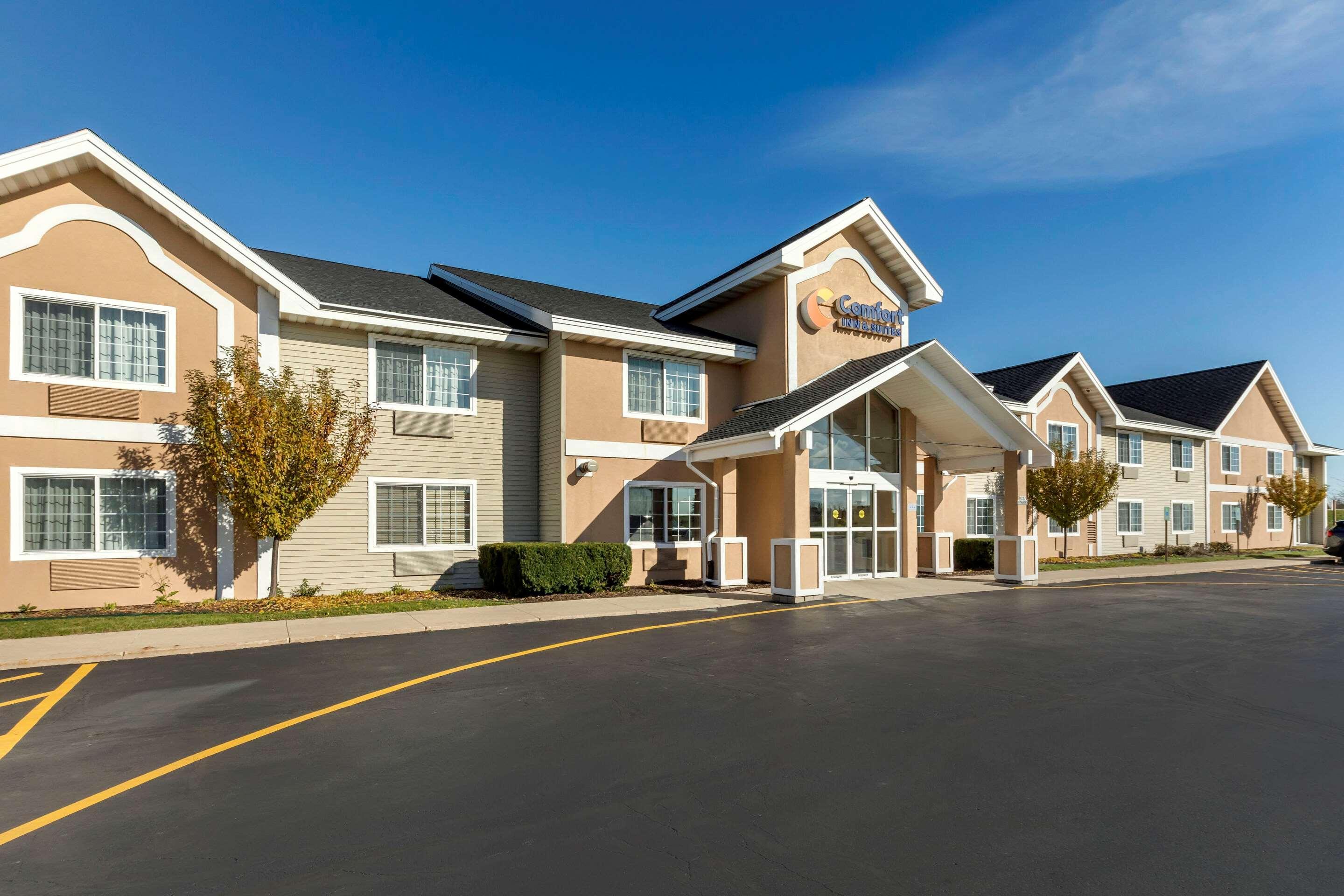 Comfort Inn & Suites Jackson - West Bend Exterior photo